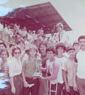 NORTH KING con Douglas Vsquez se impuso en la mejor rentada de la jornada, para los colores del Lic. Victor Casado, recibe el trofeo el joven Simn Acosta, entusiasta Hipico y Propietario igual que su hermano "Goyo" Acosta. Temporada 1983