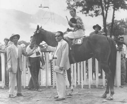 Hctor Revello en el paddock de ganadores con Caprichosa (1956)