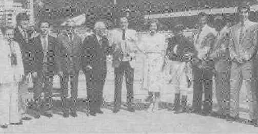 El Coronel Jos M. Mrquez Iragorri entrega a Doa Peggy de Azqueta el trofeo de la Copa ganada por Penmarik